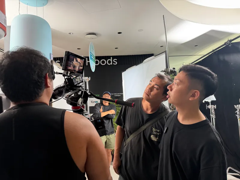Küche · Director: Checking the shot with the crew.