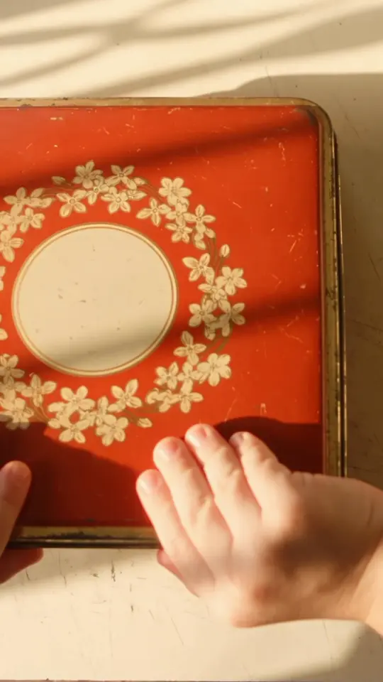 Frame 2 from Kwee Lan: The Tin
